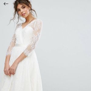 LIKE NEW V-neck Lace Midi Dress with open back